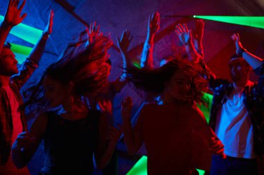 Kalabalık dansçıların birlikte clubbing