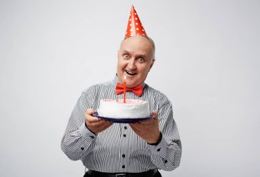 Doğum gününü kutlayan adam