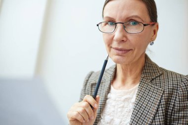 Kameraya bakarak olgun muhasebeci 