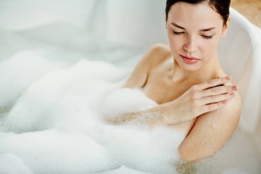Banyo genç kadını