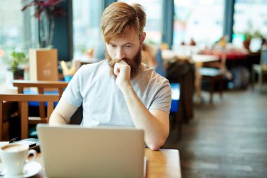 Dizüstü bilgisayar ile genç tüccar