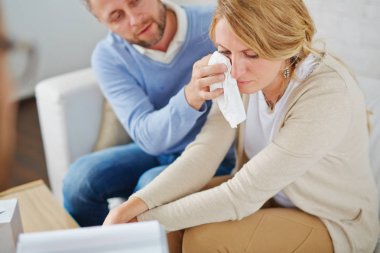 Adam onun hasta yaşları siliyor 