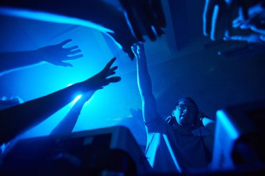 Gece kulübü dansçıları ile genç dj