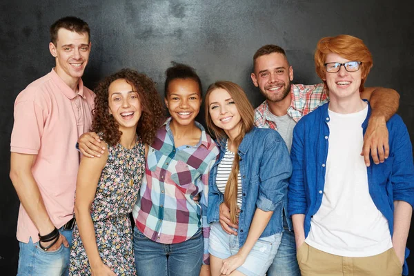 Amigos despreocupados en ropa casual — Foto de Stock