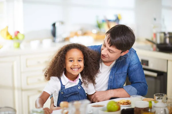 Familia de raza mixta — Foto de Stock