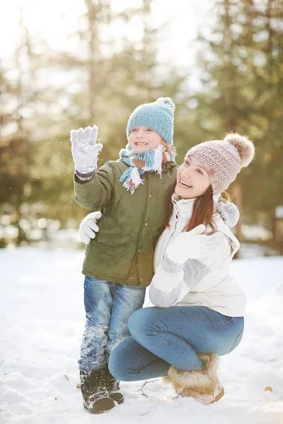 Madre e hijo en el parque de invierno — Foto de Stock