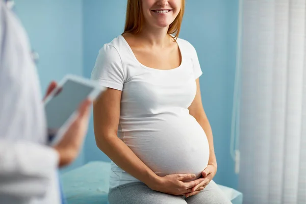 Glückliche junge schwangere Frau — Stockfoto