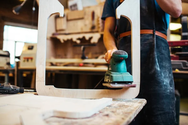 Trabajador de madera rectificado pieza de madera — Foto de Stock