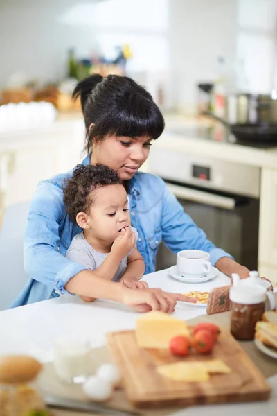 Mãe e filho fazendo lanche — Fotografia de Stock