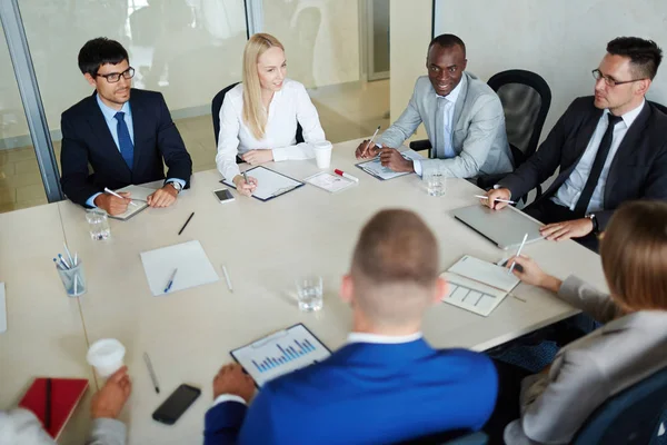 Möte med chefer i styrelserummet — Stockfoto