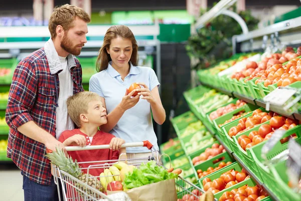 Familie in supermarkt — Stockfoto
