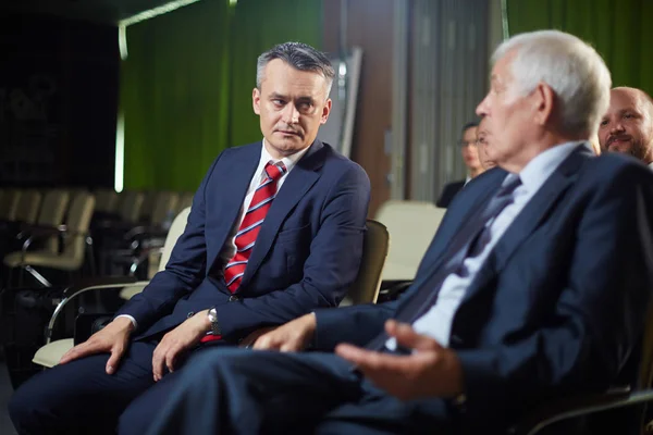 Two politicians discussing — Stock Photo, Image