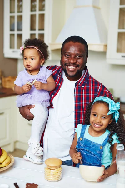 Hombre con sus dos hijas —  Fotos de Stock