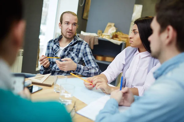 Young people discussing — Stock Photo, Image