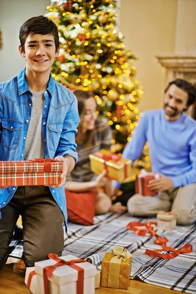 Niño con caja de regalo mirando a la cámara —  Fotos de Stock