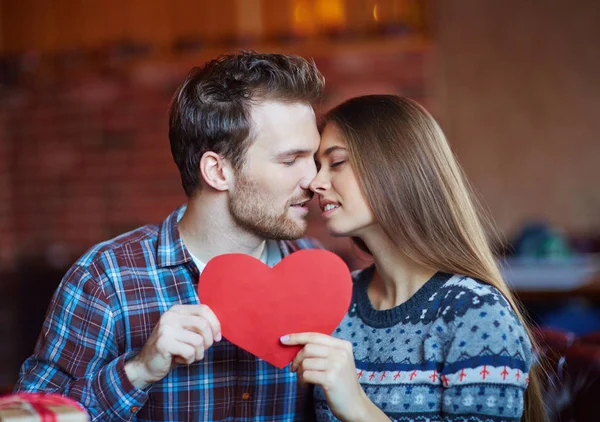 Casal tocando pelo nariz — Fotografia de Stock