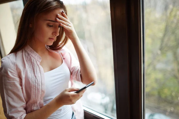 Meisje geërgerd met onaangename messaging — Stockfoto