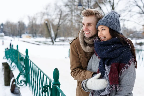 Man embracing his girlfriend in park — Stock Photo, Image