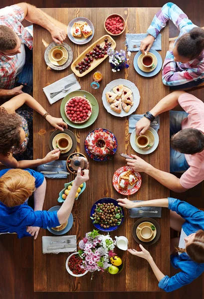 Les gens assis près de la table de fête de Thanksgiving — Photo