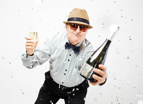 Старший чоловік з шампанським — стокове фото