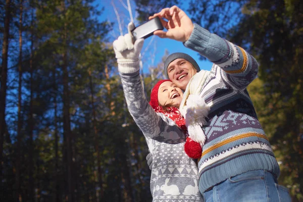 Casal com smartphone fazendo selfie — Fotografia de Stock