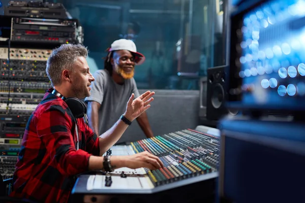 Geluid-producent tonen zijn assistent geluidsniveau — Stockfoto