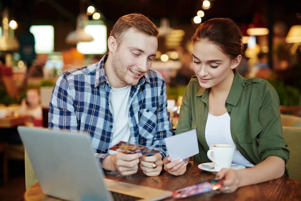 Arbeit mit Fotografien — Stockfoto