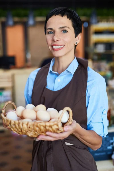 Mataffären ägare med färska ägg — Stockfoto