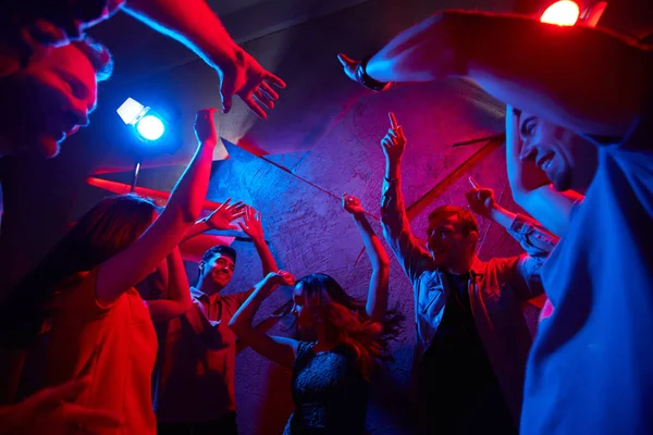 Amigos bailando en club nocturno — Foto de Stock