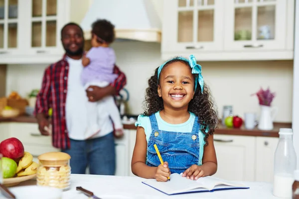 Meisje doet huiswerk — Stockfoto