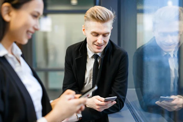 Hombre y mujer con smartphones — Foto de Stock