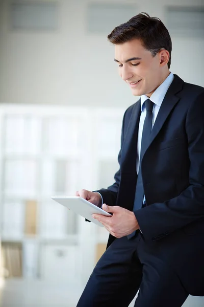 Spezialist mit Touchpad surfen im Netz — Stockfoto