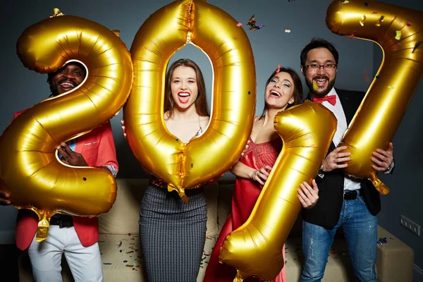 Šťastní lidé s zlaté balónky — Stock fotografie