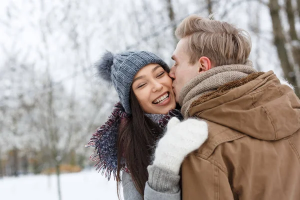 Killen kysser hans flickvän på kinden — Stockfoto