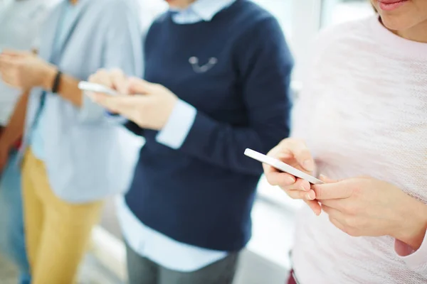 Adolescentes con mensajes de texto de teléfonos inteligentes —  Fotos de Stock