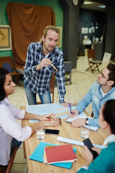 Empresarios discutiendo estrategias — Foto de Stock