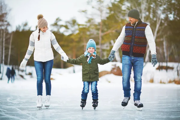 Family skating on winter park rink — Stock Photo, Image