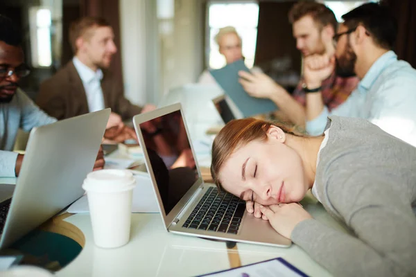 Moe zakenvrouw slapen — Stockfoto