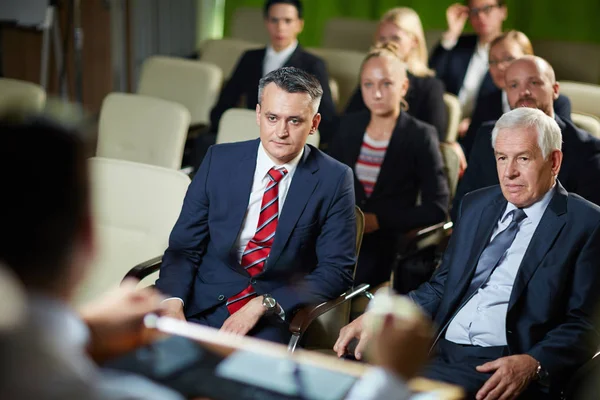 Publikum hört bei Konferenz zu — Stockfoto