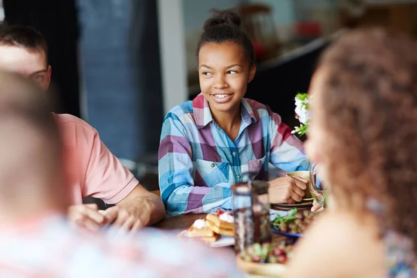 Vänner under prata av Thanksgiving middag — Stockfoto