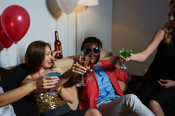 Amigos batendo copos com bebidas durante a torrada — Fotografia de Stock