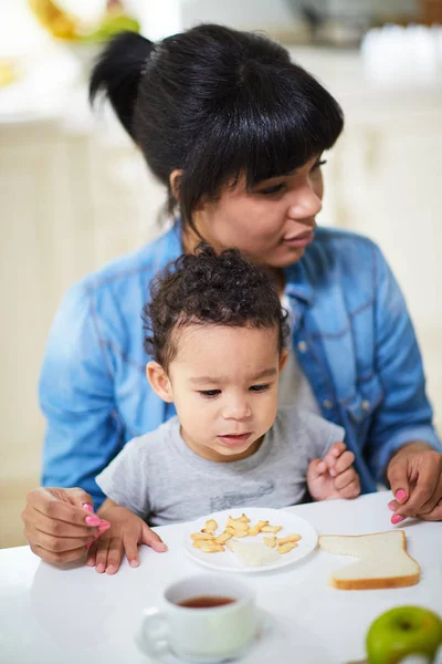 Jonge moeder- en kindervoeding — Stockfoto