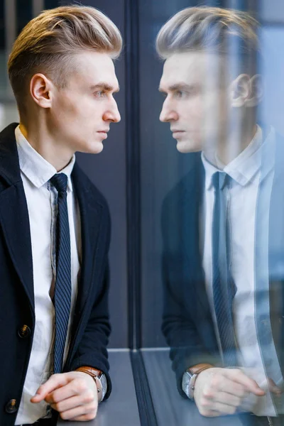 Élégant jeune homme d'affaires — Photo