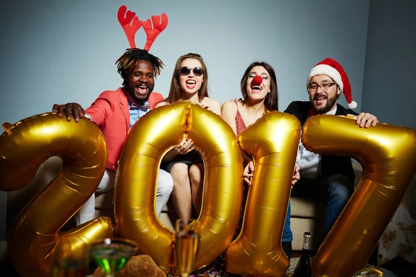 Amigos disfrutando la fiesta de Navidad —  Fotos de Stock