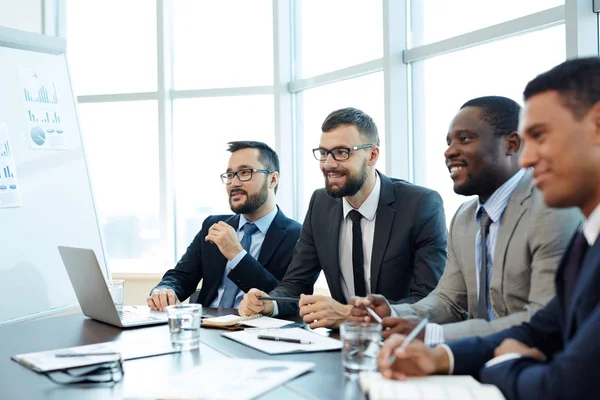 Homens em conferência de negócios — Fotografia de Stock