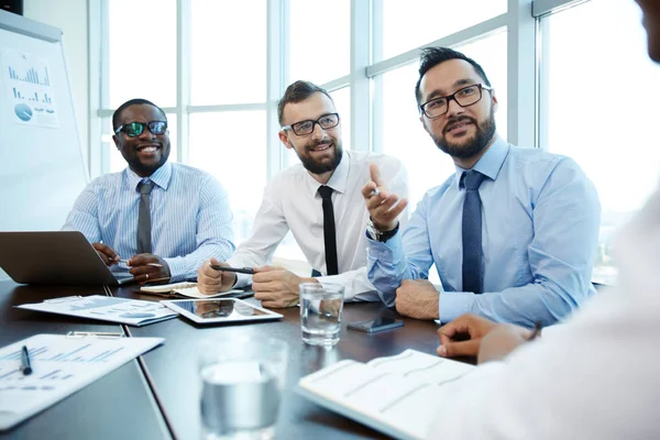 Gruppe von Arbeitgebern kommuniziert — Stockfoto