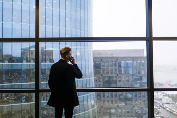 Biznesmen mówiąc na telefon komórkowy — Zdjęcie stockowe