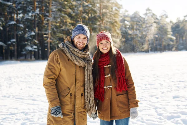 Deux personnes passent du temps dans le parc — Photo