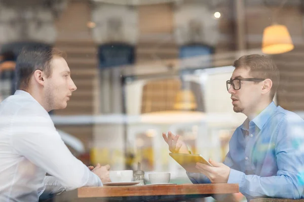 Geschäftsgespräch zweier Mitarbeiter — Stockfoto