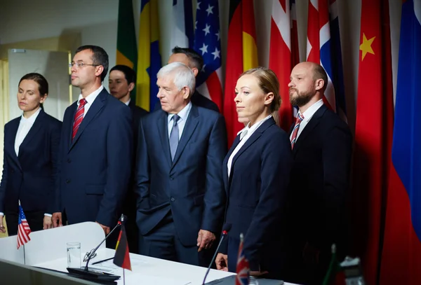 Політичні делегатів, стоячи — стокове фото